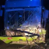 El choque frontal entre un turismo y un autobús interurbano deja una fallecida y 8 heridos