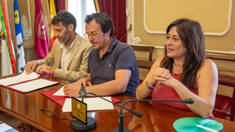 La firma del convenio se desarrolló en el Ayuntamiento de Cádiz
