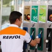 Un hombre echando gasolina