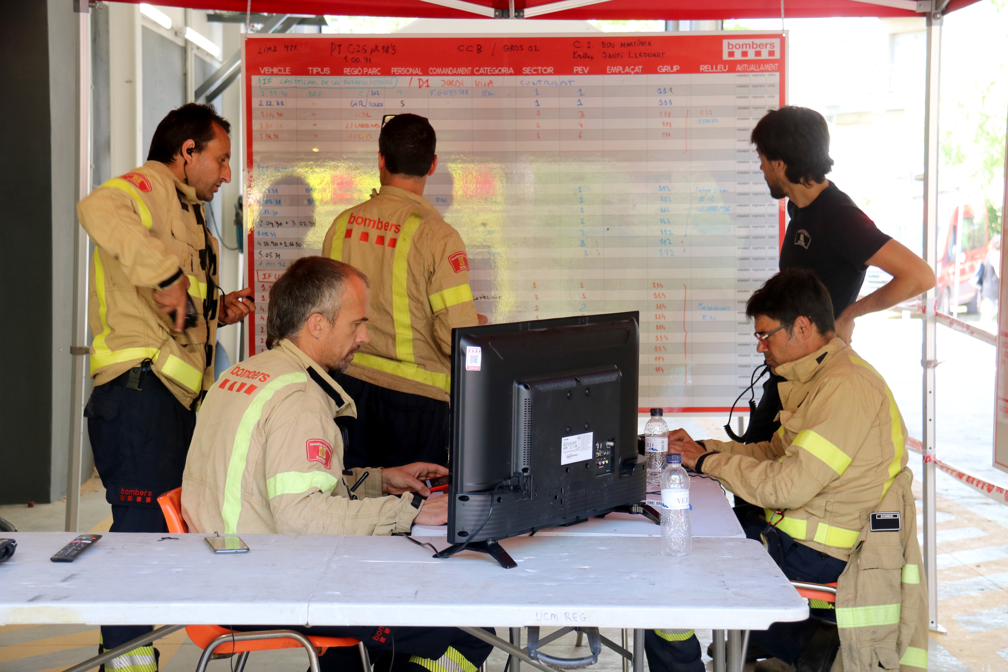 Els sindicats dels bombers de la Generalitat avisen que no hi ha efectius suficients per fer front a la campanya d’incendis Els sindicats dels bombers de la Generalitat avisen que no hi ha efectius suficients per fer front a la campanya d’incendis