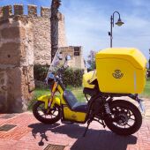 Correos estrena en la Vega Baja 28 nuevas motos de reparto eléctricas ya en funcionamiento 
