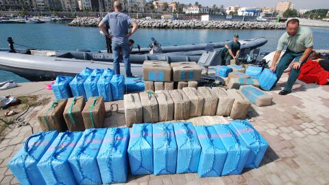 La Guardia CIvil interviene un cargamento de 3.500 kilogramos de hachís en un almacén del puerto de Ceuta
