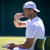 Nadal se exhibe en hierba tres años después