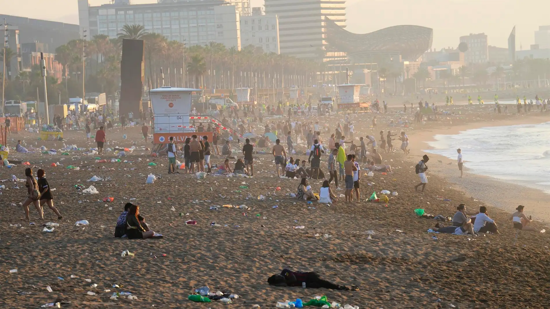 Playas llenas de basura tras las fiestas de San Juan