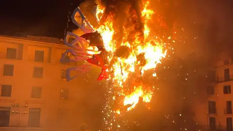 El fuego consume la hoguera oficial El fuego consume la hoguera oficial