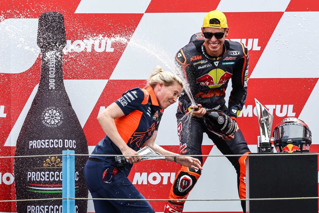 Augusto Fernández, tras su victoria en Assen: "Ha sido una carrera muy bonita y muy luchada"