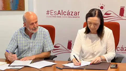 Firma convenio con "Luz de la Mancha" Firma convenio con "Luz de la Mancha"