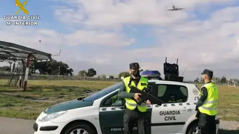 Agentes del Equipo PEGASO de la Guardia Civil en el Aeropuerto Alicante-Elche &#39;Miguel Hernández&#39;.