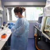 investigadora en el laboratorio