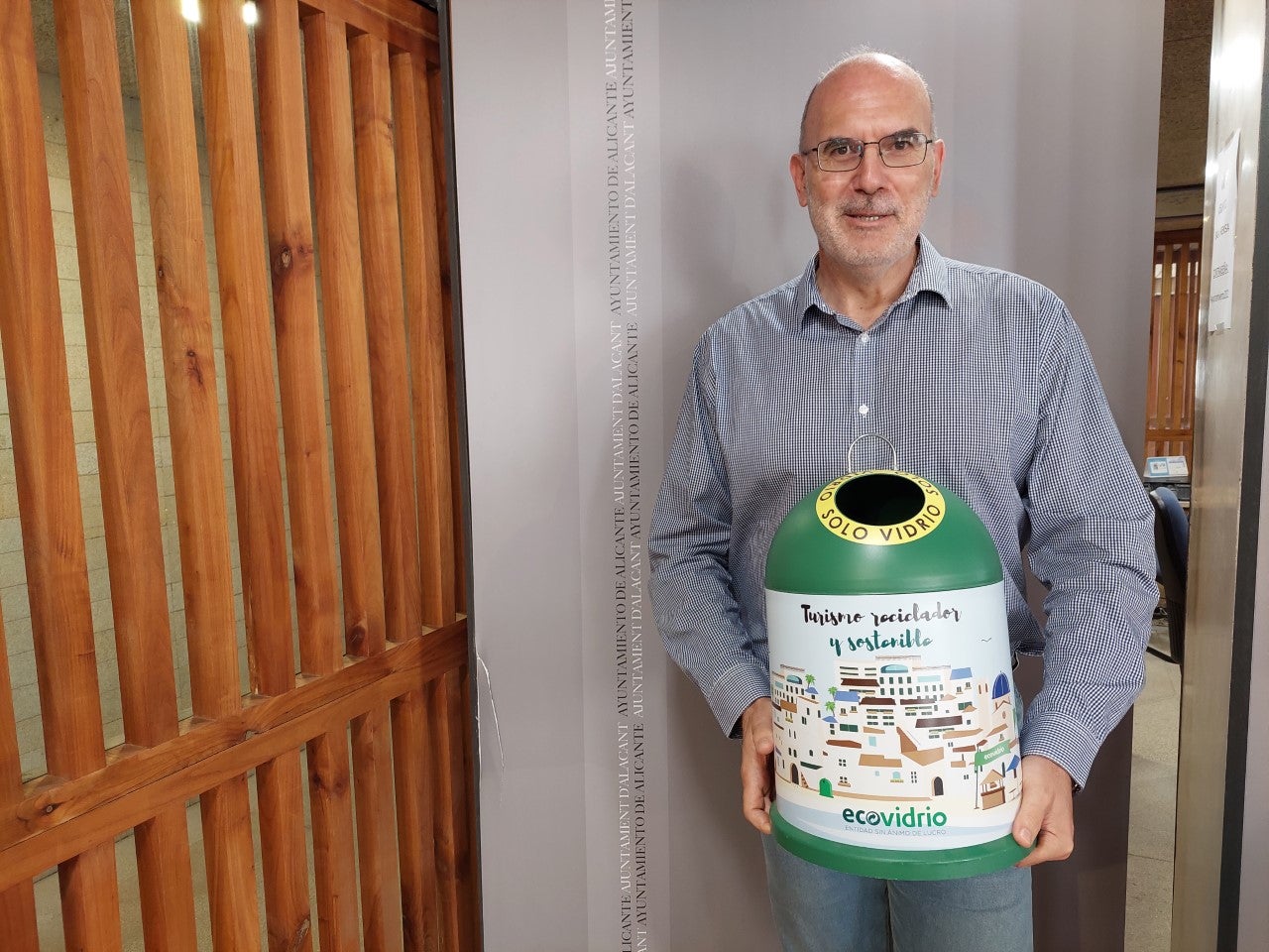 En Alicante 175 locales reciclan vidrio y aspiran a conseguir la 'Bandera Verde' de Ecovidrio En Alicante 175 locales reciclan vidrio y aspiran a conseguir la 'Bandera Verde' de Ecovidrio
