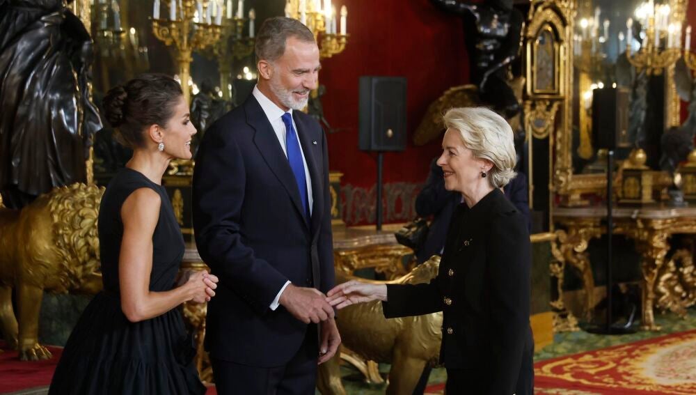La presidenta de la Comisión Europea, Ursula von der Leyen, a su llegada al Palacio Real
