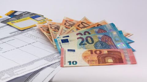 Imagen de archivo de unos billetes de euro, unas tarjetas de crédito y unas facturas/ Pixabay