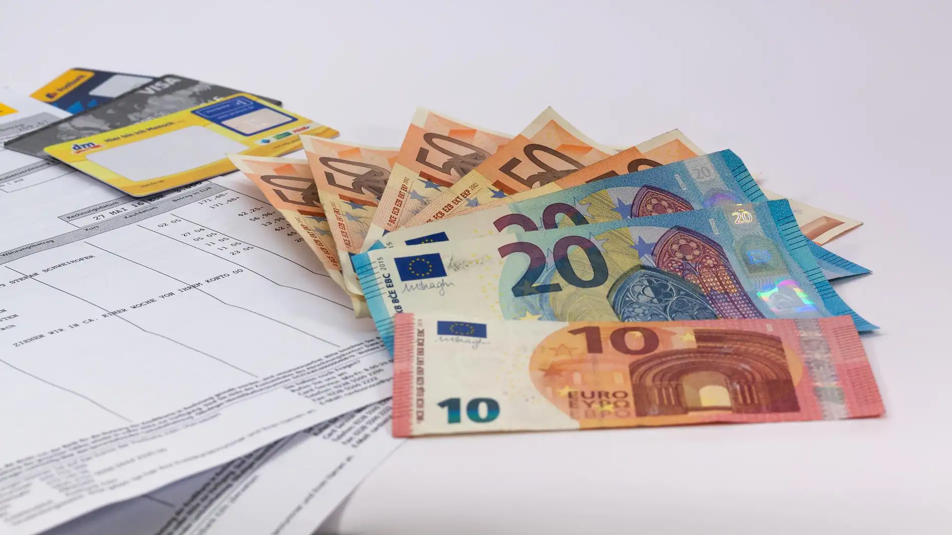 Imagen de archivo de unos billetes de euro, unas tarjetas de crédito y unas facturas/ Pixabay