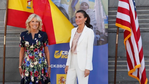 La reina Letizia y la primera dama de Estados Unidos, Jill Biden, antes de visitar el centro de acogida de refugiados ucranianos, en Pozuelo