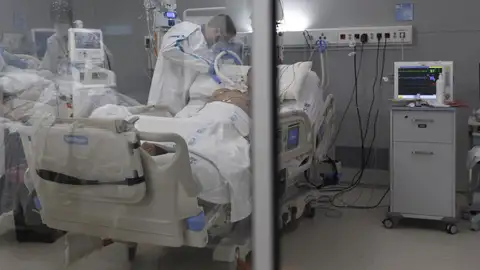Un paciente covid es atendido en un hospital