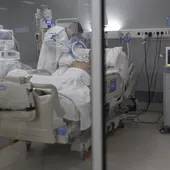 Un paciente covid es atendido en un hospital Un paciente covid es atendido en un hospital