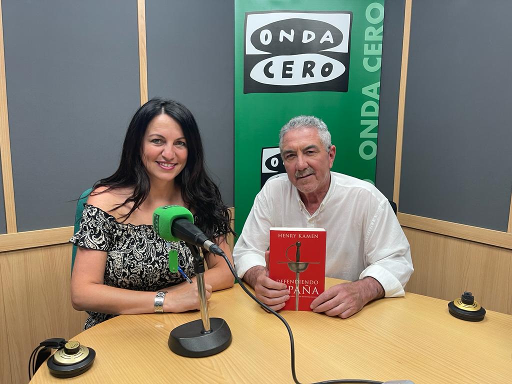 El historiador Henry Kamen habla en Más de uno Alicante sobre su nuevo libro 'Defendiendo España' El historiador Henry Kamen habla en Más de uno Alicante sobre su nuevo libro 'Defendiendo España'