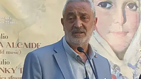 El presidente de la Diputación de Cáceres, Carlos Carlos, en una rueda de prensa 