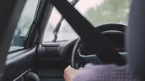 Imagen de archivo de una persona conduciendo