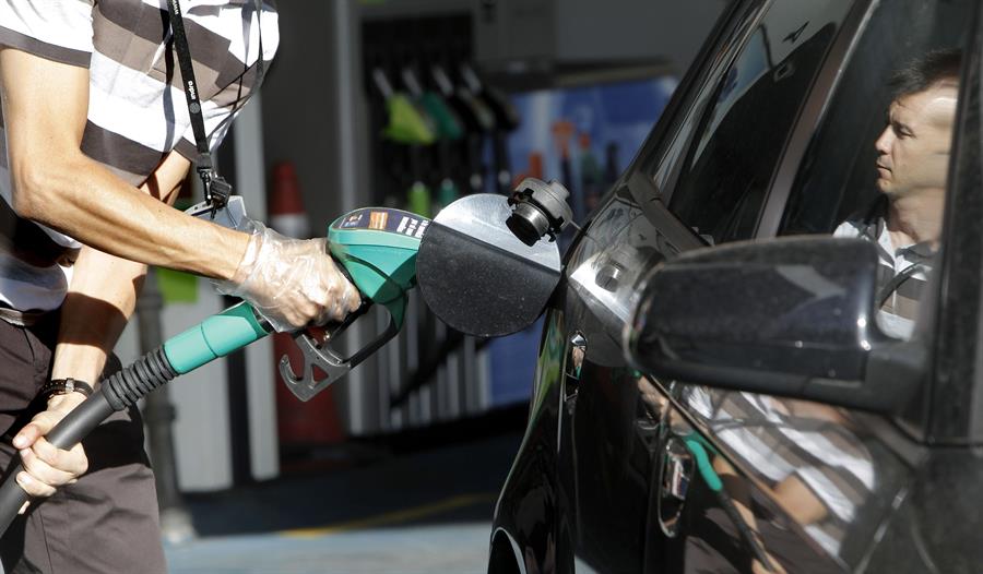 ¿Gasolina a 3 euros? Repostar el coche podría costar hasta 150 € ¿Gasolina a 3 euros? Repostar el coche podría costar hasta 150 €