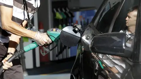 ¿Gasolina a 3 euros? Repostar el coche podría costar hasta 150 € 