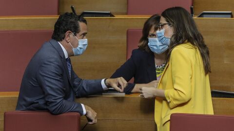 Archivo - (I-D) El vicepresidente segundo de Les Corts, Jorge Bellver; la diputada socialista Carmen Mart&iacute;nez y la diputada de Comprom&iacute;s Aitana Mas, hablan durante una sesi&oacute;n ordinaria.