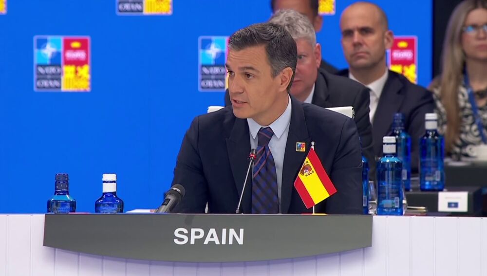 La bandera de España, al revés durante la intervención de Pedro Sánchez en la cumbre de la OTAN