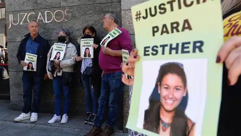 Imagen de archivo en la que amigos y familiares de Esther López, de 35 años y hallada muerta el pasado 5 de febrero en una cuneta de Traspinedo (Valladolid), se concentran a las puertas del juzgado