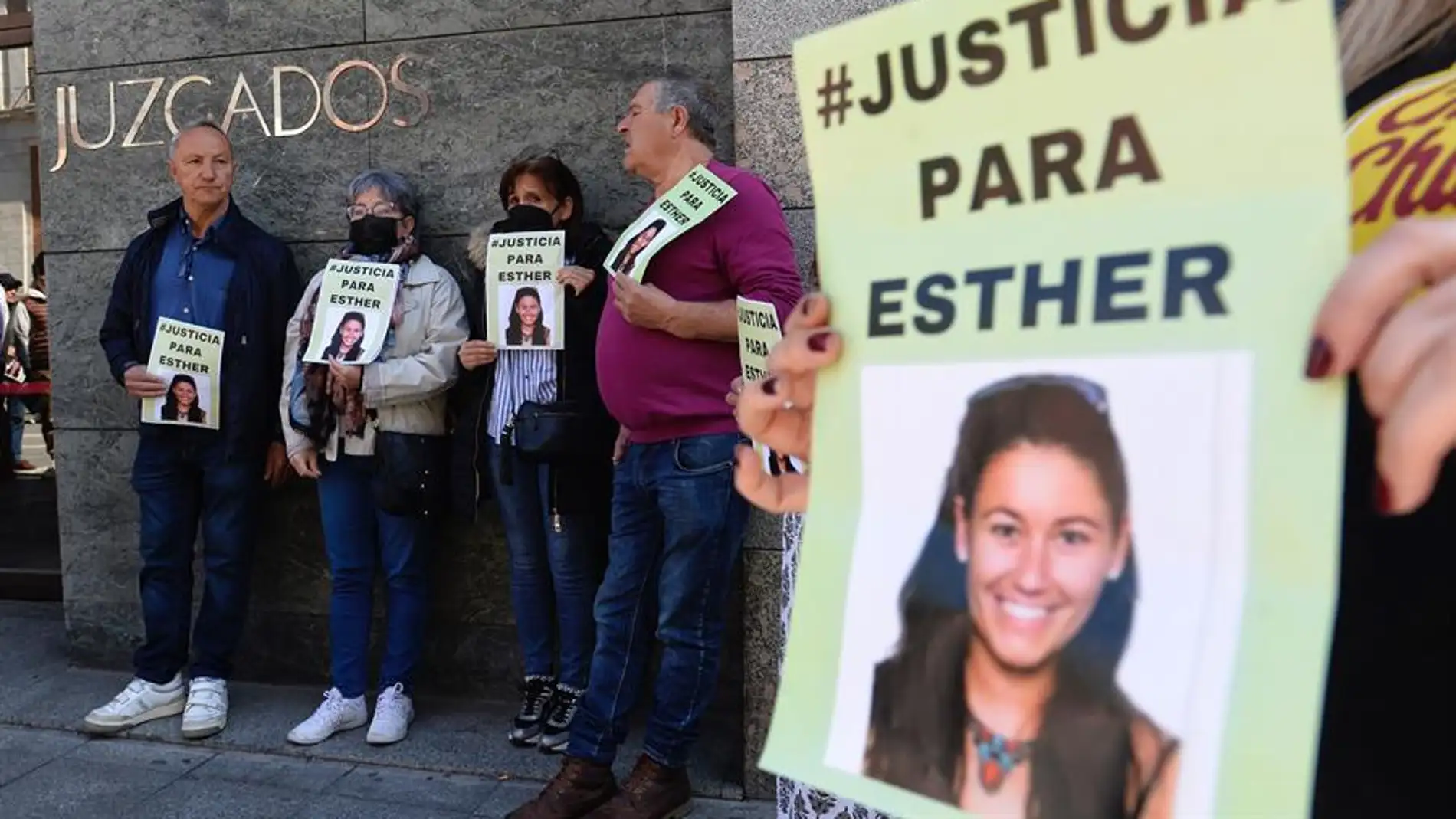 Imagen de archivo en la que amigos y familiares de Esther López, de 35 años y hallada muerta el pasado 5 de febrero en una cuneta de Traspinedo (Valladolid), se concentran a las puertas del juzgado/ EFE/NACHO GALLEGO