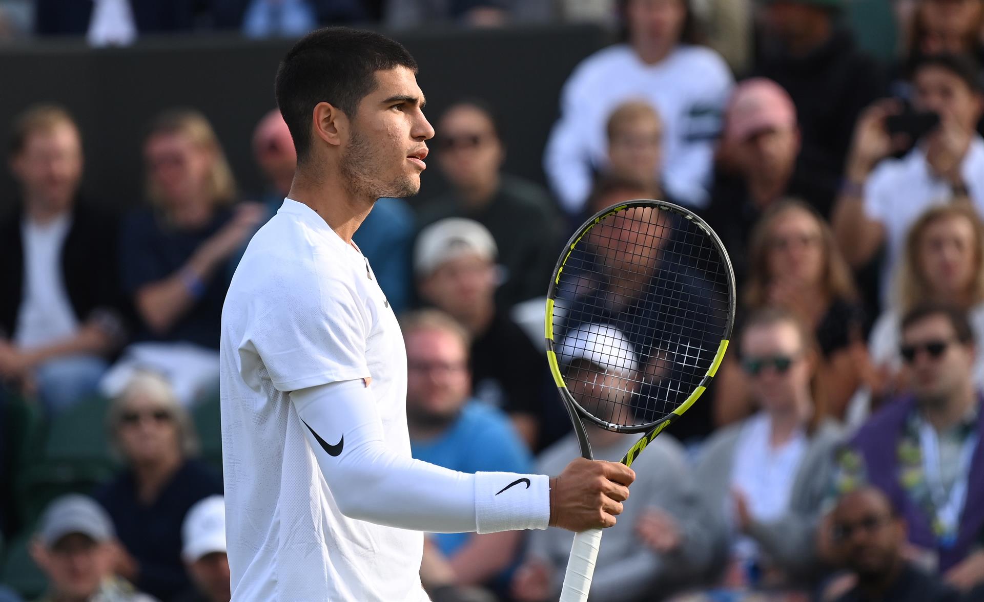 Carlos Alcaraz avanza con paso firme a la tercera ronda de Wimbledon Carlos Alcaraz avanza con paso firme a la tercera ronda de Wimbledon
