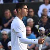 Carlos Alcaraz avanza con paso firme a la tercera ronda de Wimbledon