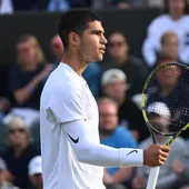 Carlos Alcaraz avanza con paso firme a la tercera ronda de Wimbledon Carlos Alcaraz avanza con paso firme a la tercera ronda de Wimbledon