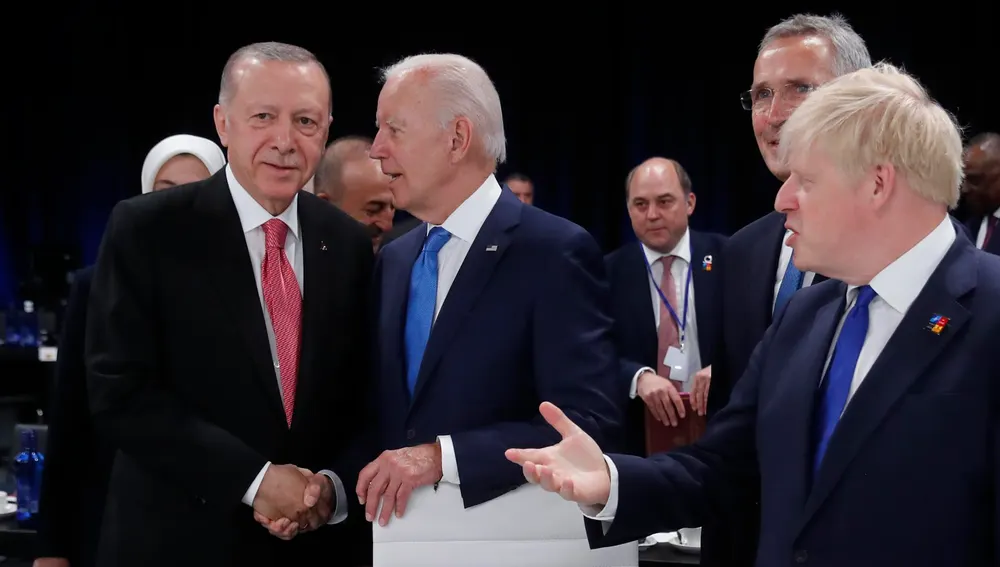 Erdogan y Biden durante la cumbre de la OTAN en Madrid Erdogan y Biden durante la cumbre de la OTAN en Madrid