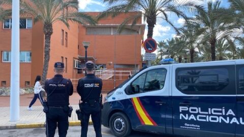 Agentes de la Polic&iacute;a Nacional junto a la Comisar&iacute;a de Elche.