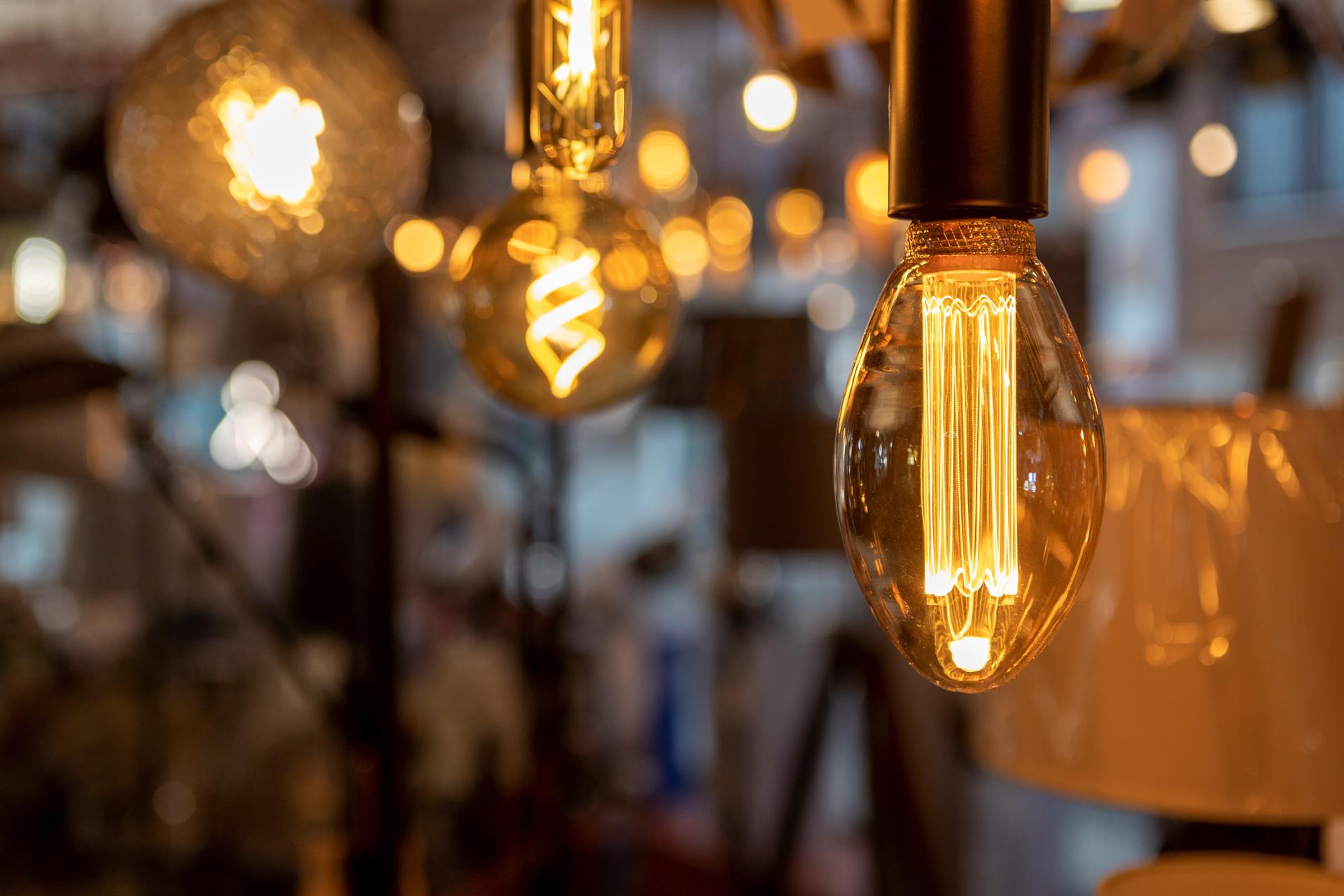 Entra en vigor la bajada del IVA de la luz: esto costará el recibo a partir de ahora Entra en vigor la bajada del IVA de la luz: esto costará el recibo a partir de ahora