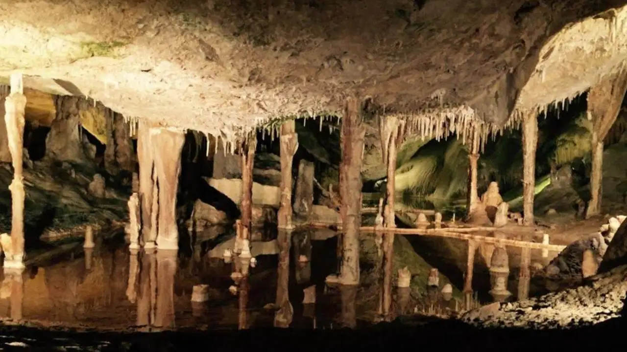 La cova de Can Marçà, situada al norte de la isla de Ibiza, es una cueva de más de 100.000 años de antigüedad La cova de Can Marçà, situada al norte de la isla de Ibiza, es una cueva de más de 100.000 años de antigüedad