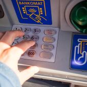 El Banco de España avisa: cómo sacar dinero del cajero de forma segura para evitar sustos