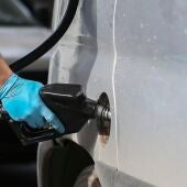 Un hombre echando gasolina en su coche