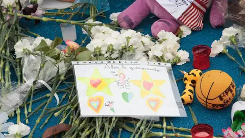 Flores por el pequeño Alex Asesinado en Lardero (La Rioja) en octubre de 2021