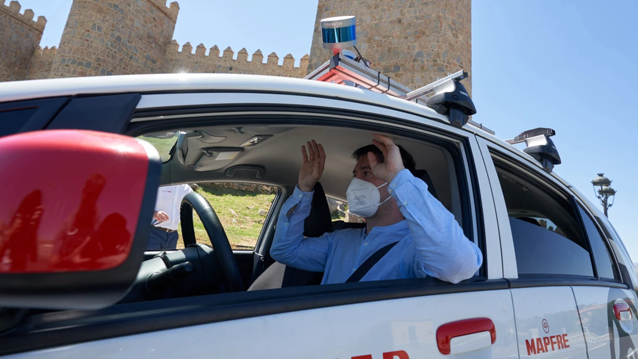 El conductor suelta el volante del primer coche autónomo, desarrollado íntegramente en España