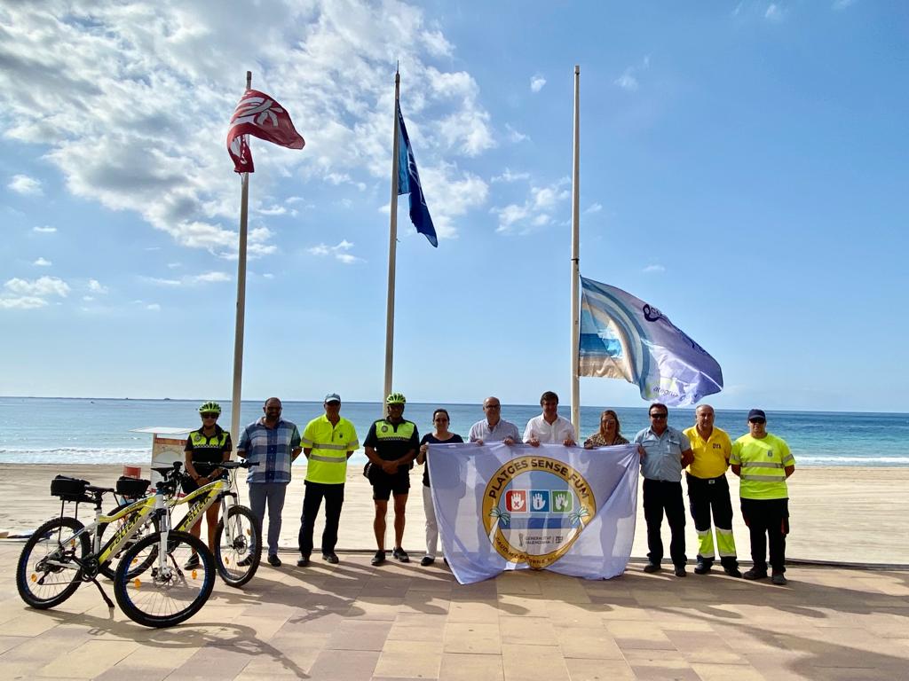 Se izan en La Vila Joiosa las banderas que certifican la calidad de las playas Se izan en La Vila Joiosa las banderas que certifican la calidad de las playas