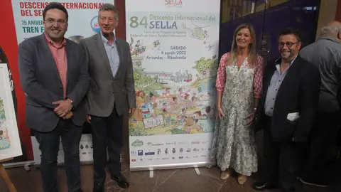 Manuel Vallina (concejal de Cultura de Gijón), Juan Manuel Feliz (presidente del CODIS), Graciela Blanco (viceconsejera de Turismo del Principado de Asturias) y Mariano Santiso (delegado institucional de Renfe) posan con el cartel de esta edición. Manuel Vallina (concejal de Cultura de Gijón), Juan Manuel Feliz (presidente del CODIS), Graciela Blanco (viceconsejera de Turismo del Principado de Asturias) y Mariano Santiso (delegado institucional de Renfe) posan con el cartel de esta edición.
