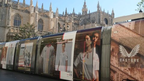 Publicidad de las nuevas camisetas del Sevilla.