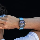 Rafael Nadal posa con el reloj RM 27-04, creado especialmente para él Rafael Nadal posa con el reloj RM 27-04, creado especialmente para él