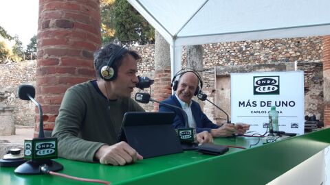 Carlos Rodr&iacute;guez Braun y Rub&eacute;n Am&oacute;n desde el Teatro Romano de M&eacute;rida