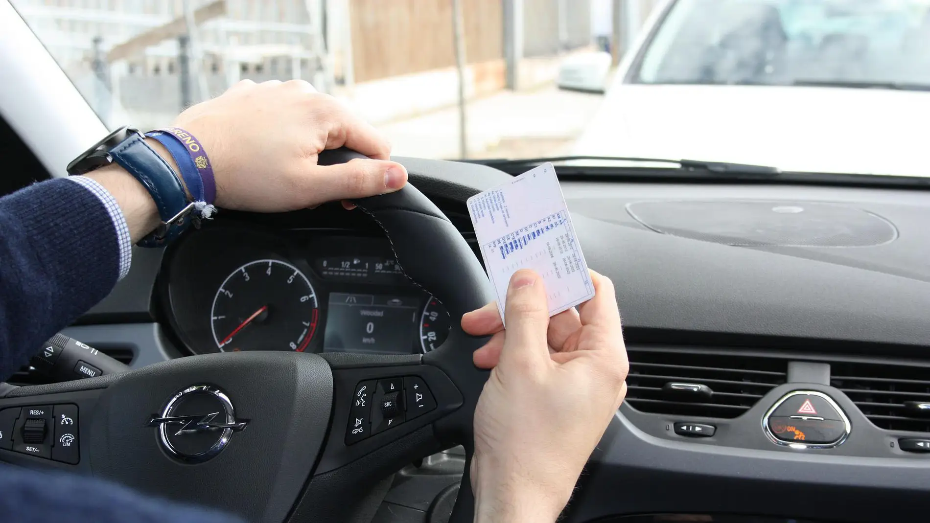 Una persona sujeta su carné de conducir en la mano derecha en una foto de archivo/ Pixabay