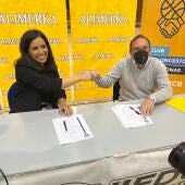 Firma del acuedo de patrocinio entre Alimerka y el Oviedo Baloncesto, María Barrado y Fernando Villabella