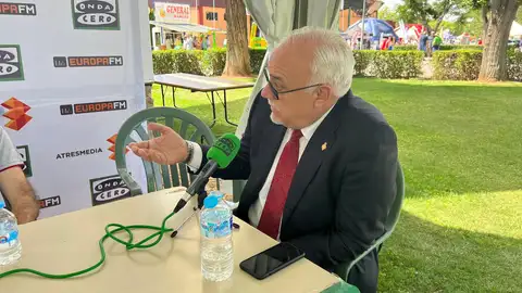 Julián Nieva, alcalde de Manzanares EL primero en pasar por nuestros micrófonos ha sido Julián Nieva, alcalde de Manzanares