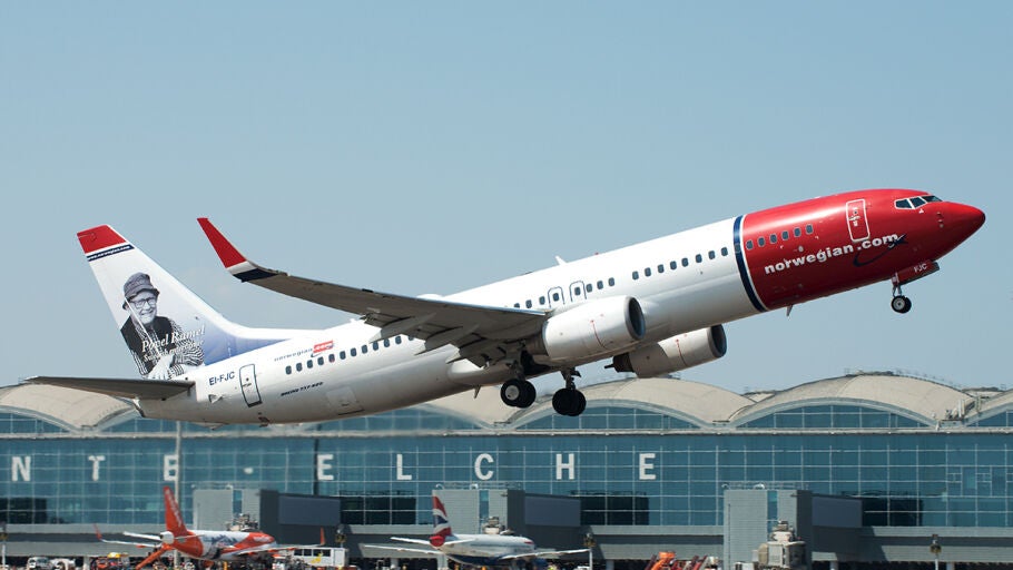 Un avión despega del Aeropuerto Alicante-Elche 'Miguel Hernández'.
