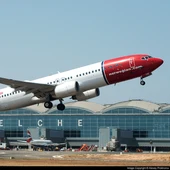 Un avión despega del Aeropuerto Alicante-Elche 'Miguel Hernández'. Un avión despega del Aeropuerto Alicante-Elche 'Miguel Hernández'.